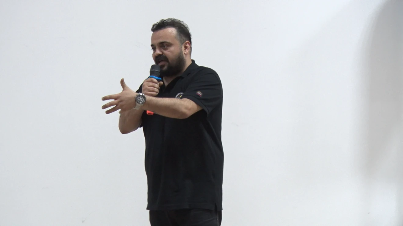 DUBLAJ SANATÇISI KADİR ÖZÜBEK, SELÇUK ÜNİVERSİTESİNDE SÖYLEŞİYE KATILDI